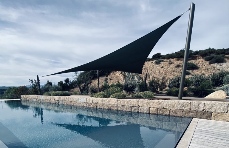 Voile au bord d'une piscine