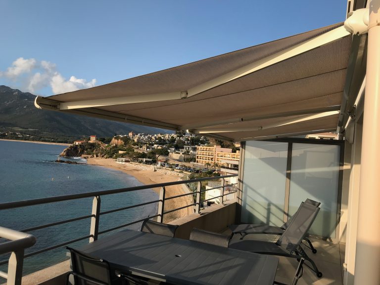 Store Banne, vue imprenable sur la baie de Propriano.