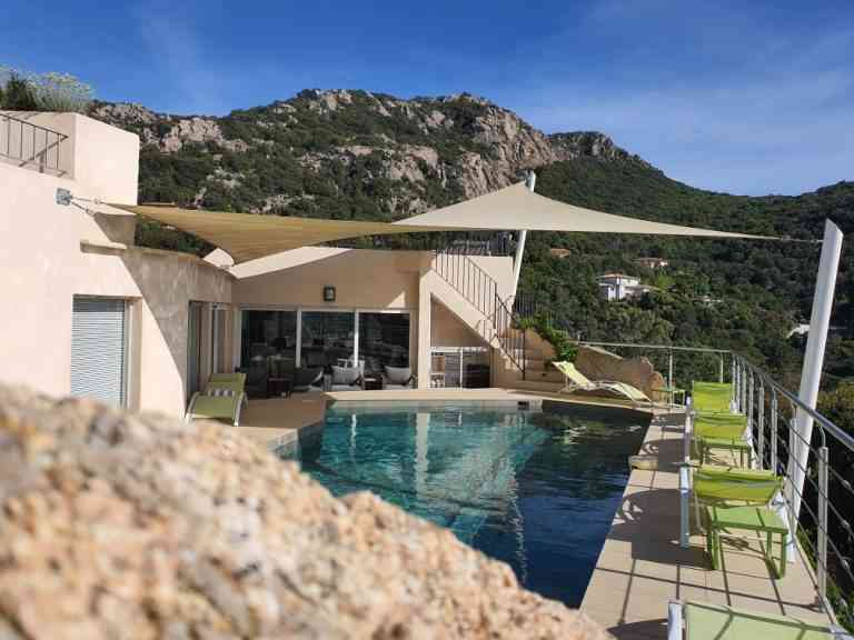 Voile d'ombrage au dessus d'une piscine private hotel au