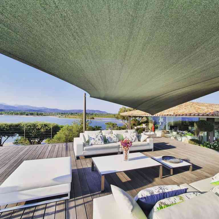 Voile d'ombrage, sur une belle terrasse en bois, vue sur le golfe de Porto-vecchio