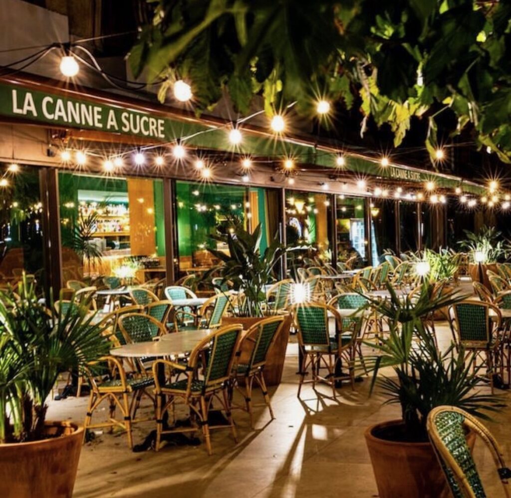 Store banne qui couvre une terrasse d'un glacier